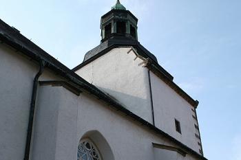 Věž a západní část trojlodí od severu (© Ivan Grisa, 03/2007)