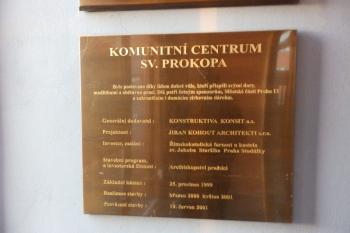 Pamětní deska u vchodu (© Johannes Cladis, 01/2017)