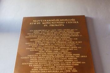 Pamětní deska u vchodu (© Johannes Cladis, 01/2017)