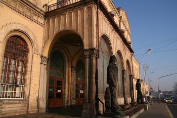 Vstupní portikus z Nádražního náměstí (© Ivan Grisa, 12/2008)