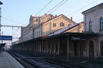 Budova od severozápadu (z ostrovního nástupiště) (© Ivan Grisa, 12/2008)