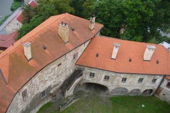 pohled z věže na areál hradu (© zdeněk komínek, 07/2008)