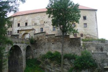 pohled od JV, původní vstup přes most do hradu (© zdeněk komínek, 07/2008)