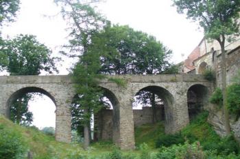 příkop s mostem (© zdeněk komínek, 07/2008)