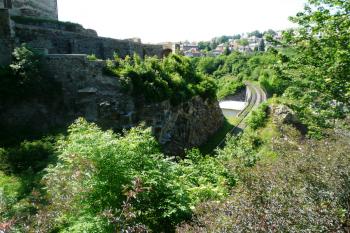 Železniční koridor ze Světlé nad Sázavou vedoucí pod hradním opevněním (© Jaroslav Šefčík, 05/2009)
