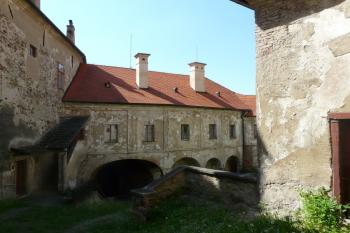 Dolní nádvoří s hospodářskými a obytnými budovami (© Jaroslav Šefčík, 05/2009)