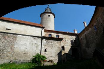Pohled z dolního nádvoří na věž, nacházející se na horním nádvoří (© Jaroslav Šefčík, 05/2009)