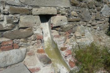 Vyústění odpadního kanálu z černé kuchyně pod jiahozápadním palácem (© Jaroslav Šefčík, 05/2009)