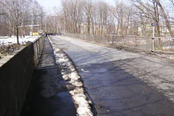 povrch mostu je dodnes vydlážděn tzv. kočičíma hlavama ( © Jan P. Štěpánek 02/2008)