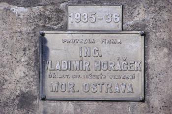 pamětní tabulka umístěná na mostě ( © Jan P. Štěpánek 02/2009)