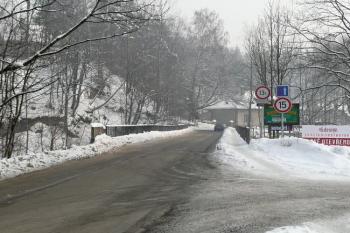 nájezd na Harcovský most z moravského břehu řeky Ostravice ( © Jan P. Štěpánek 01/2010)