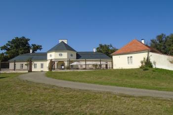 celkový pohled z příjezdové cesty ze severovýchodu (© Jaroslav Špiroch  09/2024)