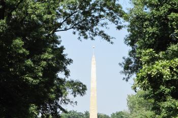 Obelisk od cesty (© Rodochrozit, 07/2010)