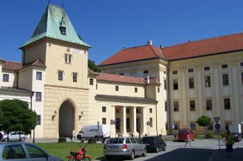 Kroměříž - Mlýnská brána, která svým opevněním navazuje na zámek (© Ivo Rozehnal, 07/2013)