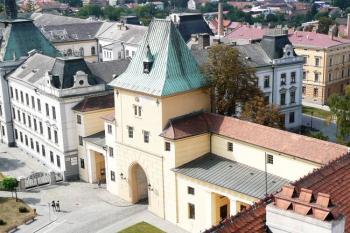 celkový pohled na Mlýnskou bránu na Sněmovním náměstí ( © Jan P. Štěpánek 08/2008)