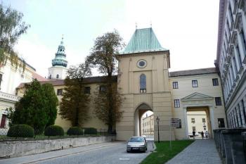 vnější průčelí brány z ulice Na Kopečku ( © Jan P. Štěpánek 08/2008)