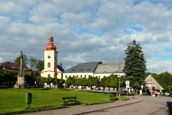 kostel z náměstí (© Alena Volná, 6/2010)