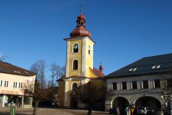 západní průčelí s věží ( © Milan Caha 01/2009)