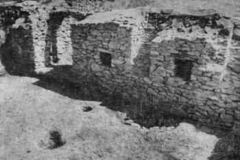 interiér sklepa v severozápadním křídle (foto z výzkumů) ( © Josef Unger: Dokončení archeologického výzkumu vnitřního hradu v Lelekovicích (in Archaeologica historica 16, Brno 1991))