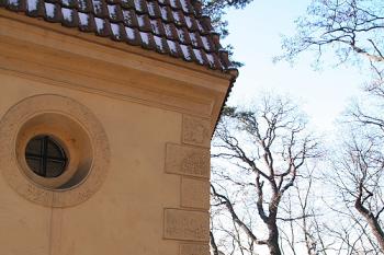Severozápadní nároží kaple, vpravo od něj pozůstatek venkovní kazatelny (© Ivan Grisa, 01/2009)