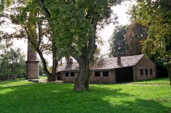 Budova krematoria s komínem sousední cihelny (© František Kinař, 09/2013)