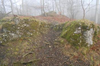Předhradí pod jádrem, patrně uměle vytvořený prostor, který mohl být součástí zástavby (brány?) (© Jan Večeřa, 12/2015)