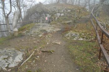 Jádro, zadní snížená část, kde se dá logicky předpokládat palác o minimálně dvou patrech, zhruba upravený sklaní povrch byl součástí přízemí (věžovitý palác je pouze teorií), navíc byl palác skrytý za vystupující skálou v popředí (© Jan Večeřa, 12/2015)