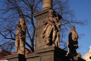 Morový patron sv. Roch (uprostřed) se psem, který ho v době moru živil (© Ivan Grisa, 01/2009)