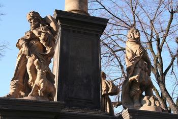 Svatí Roch a Bartoloměj (vpravo), v pozadí záda Františka Xaverského (© Ivan Grisa, 01/2009)