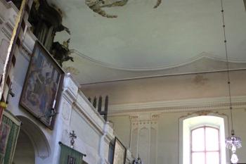 Kůr s varhanami v pohledu od bočních dveří (© Daniela Fantová, 10/2012)