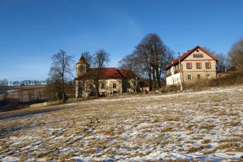 celkový pohled na faru a kostel od jihu ( © Milan Caha 01/2009)