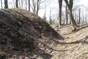 Příkop na severní straně opevnění ( © Filip Matoušek 04/2003)