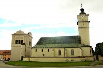 celkový pohled na kostel a sousedící zvonici ( © Jan P. Štěpánek 08/2006)
