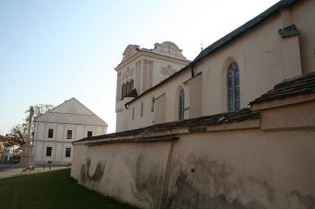 Severní stěna kostela, zvonice, mariánský sloup a radnice (© Ivan Grisa, 10/2006)
