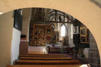 Pohled zpod kruchty do lodě a presbytáře (© Ivan Grisa, 10/2006)
