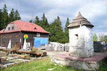 celkový pohled na kapli a chatu na Kmínku z české strany hranice ( © Jan P. Štěpánek 09/2008)