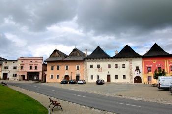renesanční domy na náměstí ( © Jan P. Štěpánek 08/2006)