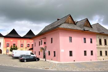 renesanční domy na náměstí ( © Jan P. Štěpánek 08/2006)
