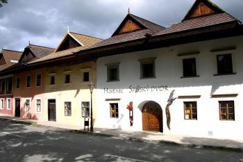 domy v dolní části náměstí ( © Jan P. Štěpánek 08/2006)