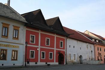 Domy na jižní straně náměstí (© Ivan Grisa, 10/2006)