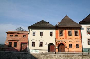 Domy na západní straně náměstí (© Ivan Grisa, 10/2006)