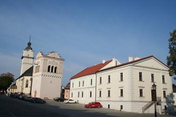 Radnice uprostřed náměstí, (© Ivan Grisa, 10/2006)