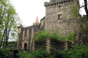 Donjon s bránou, před věží zbytky polygonální bašty ( © Iva Spurná 7.5.2007)