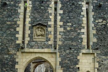 Předbraní s obloučkovou atikou, v pozadí brána ( © Iva Spurná 7.5.2007)