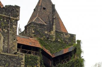 Centrální nádvoří, uprostřed severní hranolová věž ( © Iva Spurná 7.5.2007)