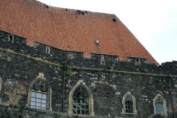 První patro paláce s balustrádou, lomenými okny s kružbami a střešní římsa s cimbuřím a střílnami ( © Iva Spurná 7.5.2007)