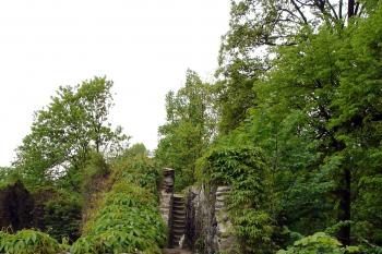 Průchod po hradbě na severovýchodě opevnění jádra ( © Iva Spurná 7.5.2007)