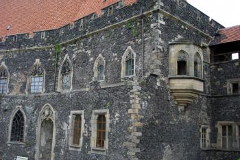 Severovýchodní část paláce s arkýřem novodobé kaple, vlevo portál do přízemí z nádvoří ( © Iva Spurná 7.5.2007)