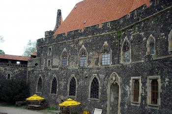 Nádvorní strana paláce s balustrádou v patře ( © Iva Spurná 7.5.2007)