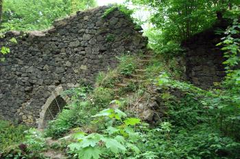 Zřícené schodiště při hradební zdi ( © Iva Spurná 7.5.2007)